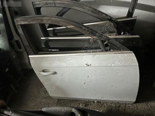 Audi A4 çıkma sağ ön kapı