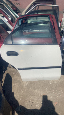 Mazda 323 sağ arka kapı