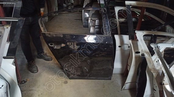 VOLKSWAGEN PASSAT B7 SAĞ ARKA KAPI
