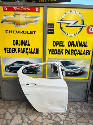 opel astra k sağ arka kapı beyaz renk
