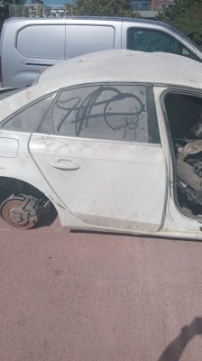Audi A4 Depo Kapağı (2008/2012)