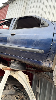 Renault Megane bir sağ ön kapı