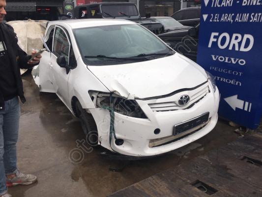 Toyota auris Sağ arka kapı kilidi