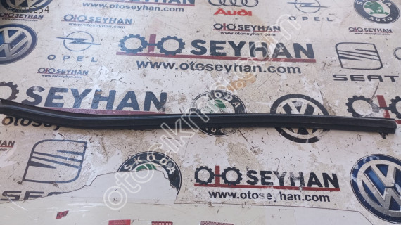 Audi A4 2014 sol arka kapı iç sıyırıcı fitil