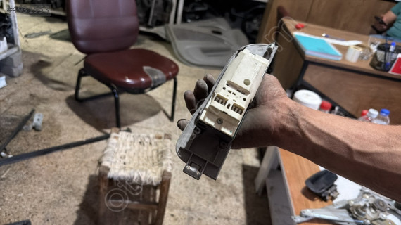 1999-2001 MODEL TOYOTA COROLLA SOL KAPI CAM DÜĞMESİ