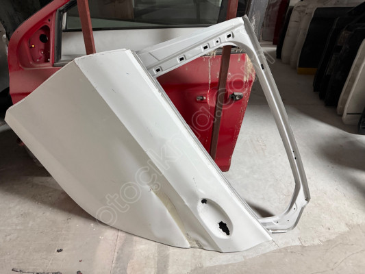 BMW 1 SERİSİ ÇIKMA ORJİNAL SOL ARKA KAPI N2