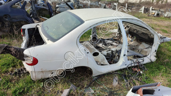 Megane 1 tavan arka çamurluk