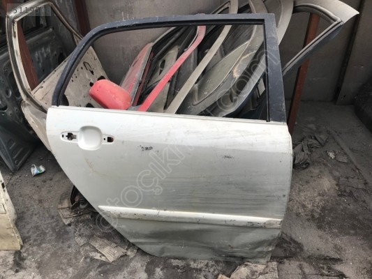 Toyota Corolla Heşbek Sağ Arka Kapı 2003-2007