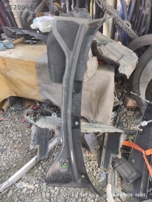 Audi A3 ön cam ızgarası