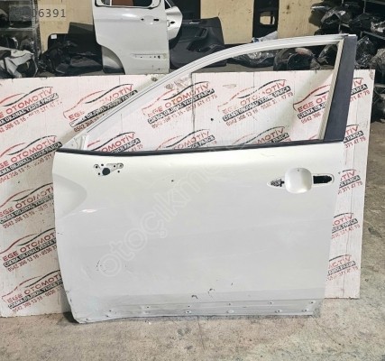 TOYOTA COROLLA CROSS BEYAZ SOL ÖN KAPI ORJINAL